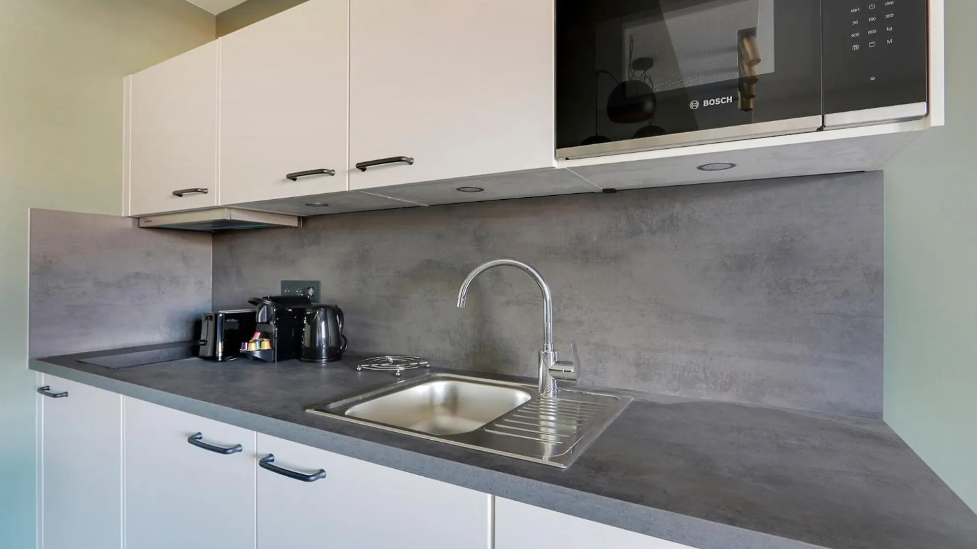 North Paris Suite 0*,  צרפת