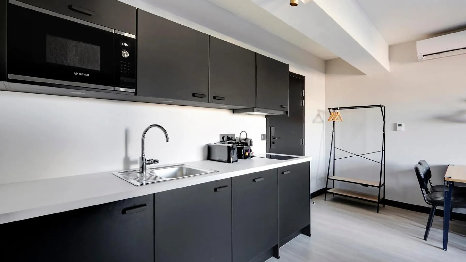 North Paris Suite 0*,  צרפת
